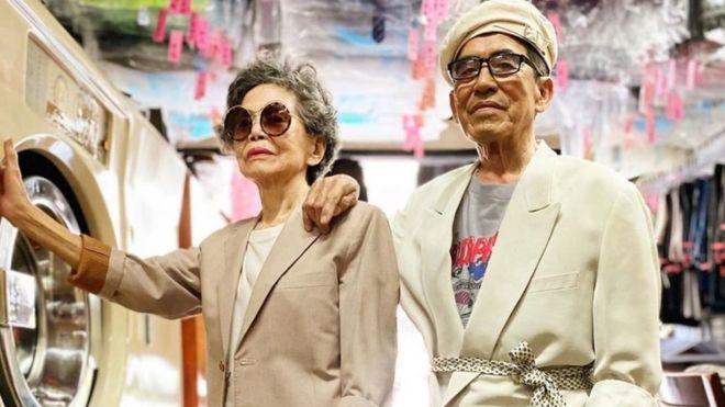 Casal de idosos de taiwan estiloso