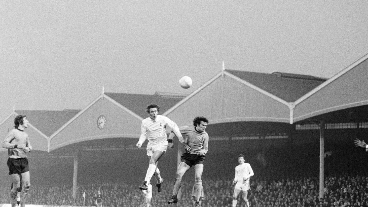 Martin chivers em 1971 pulando para cabecear a bola na final contra o wolves