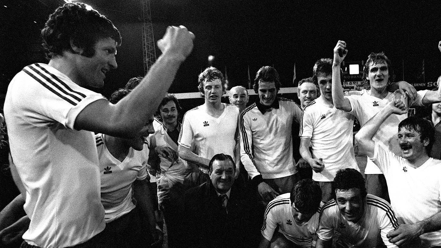 Jogadores do liverpool comemorando o tírulo em 1975, imagem em preto e branco