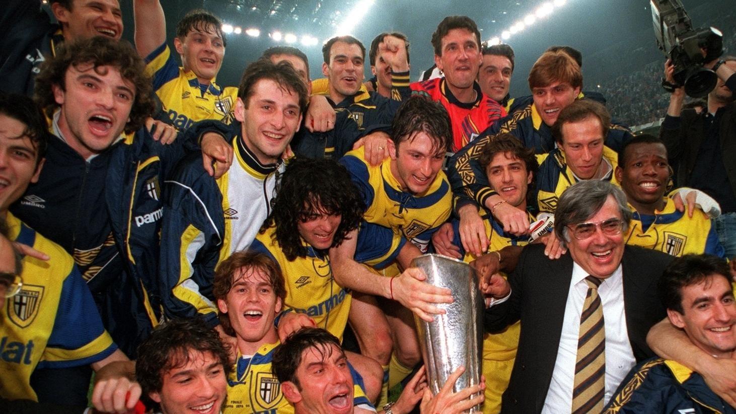 Equipe do parma em 1995 segurando a taça de campeão história da liga europa