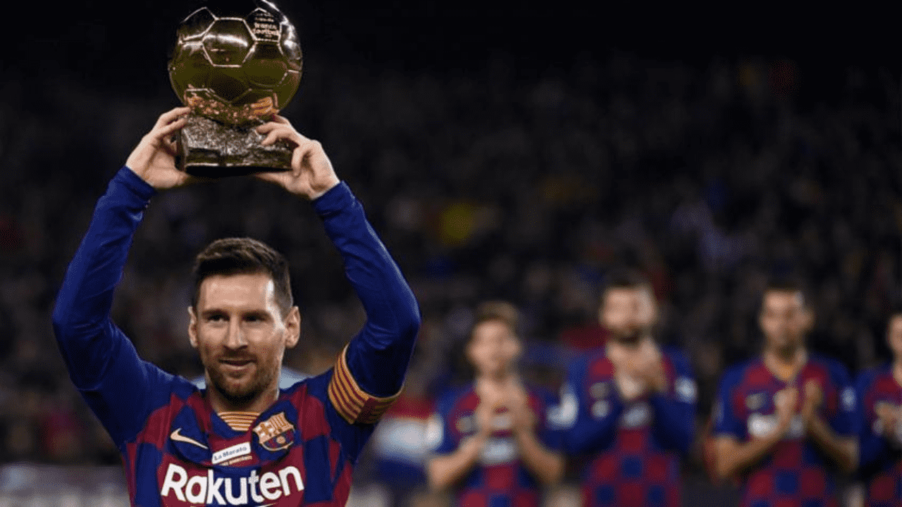 Imagem mostra lionel messi levantando sua sexta bola de ouro