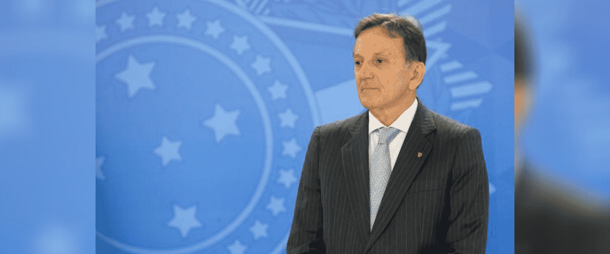 Governo bolsonaro: general floriano peixoto posa em frente à painel com brasão da república