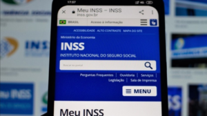 Foto de um celular com a página do inss aberta