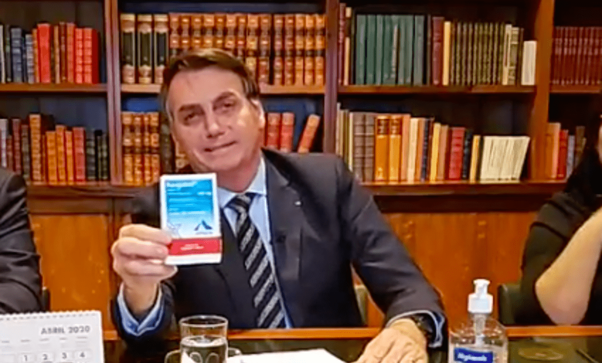 Imagem mostra jair bolsonaro exibindo o remédio cloroquina