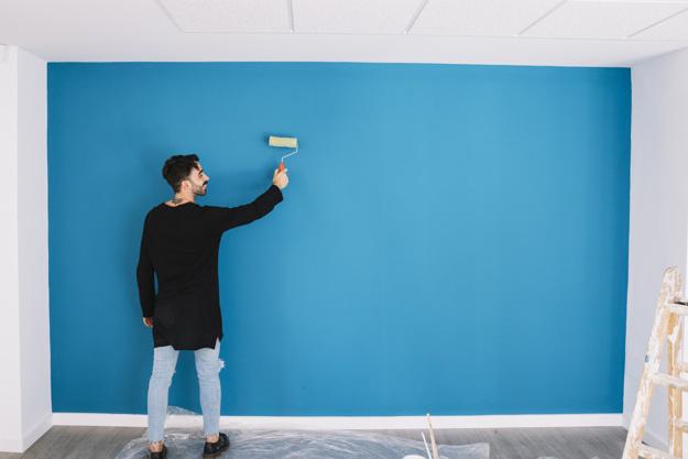 Homem pintando parede azul 23 2147703589