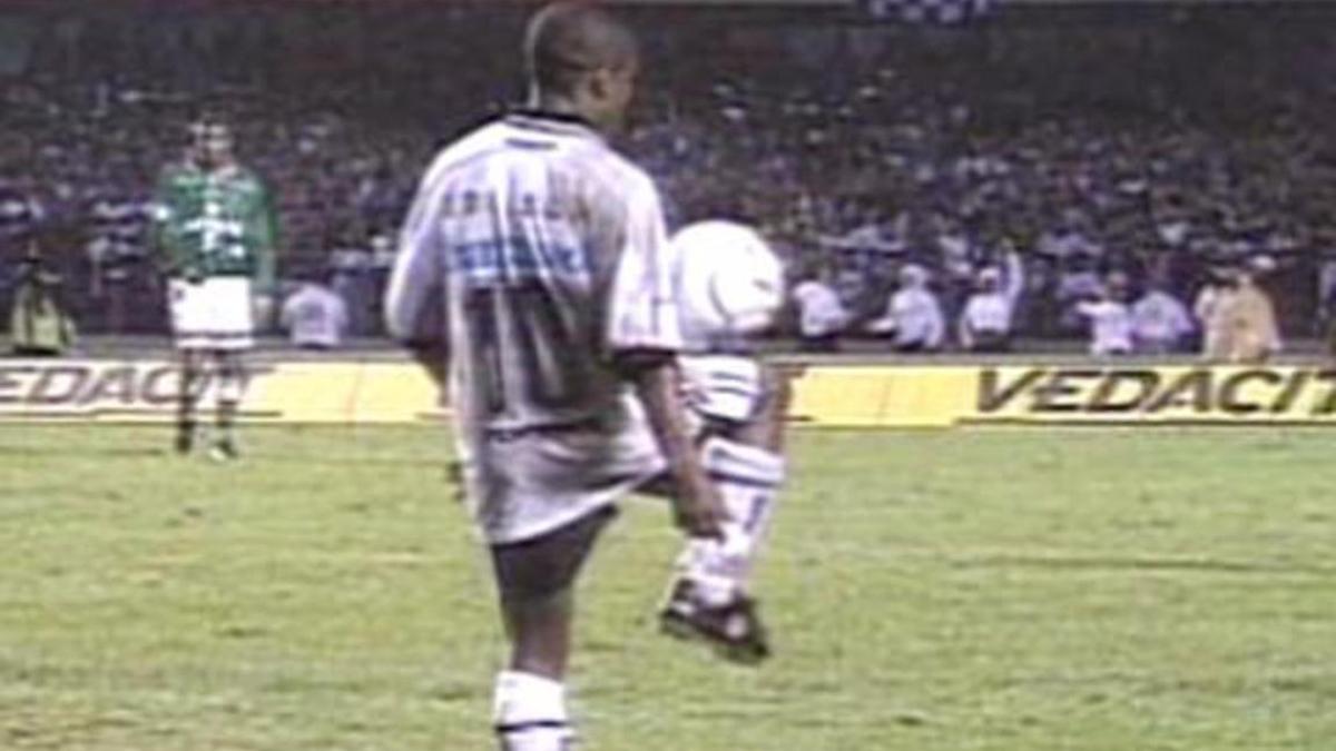 Corinthians e palmeiras na final do paulistão: edilson faz embaixadinhas em 1999