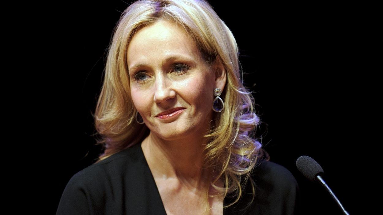 Jk rowling devolve prêmio