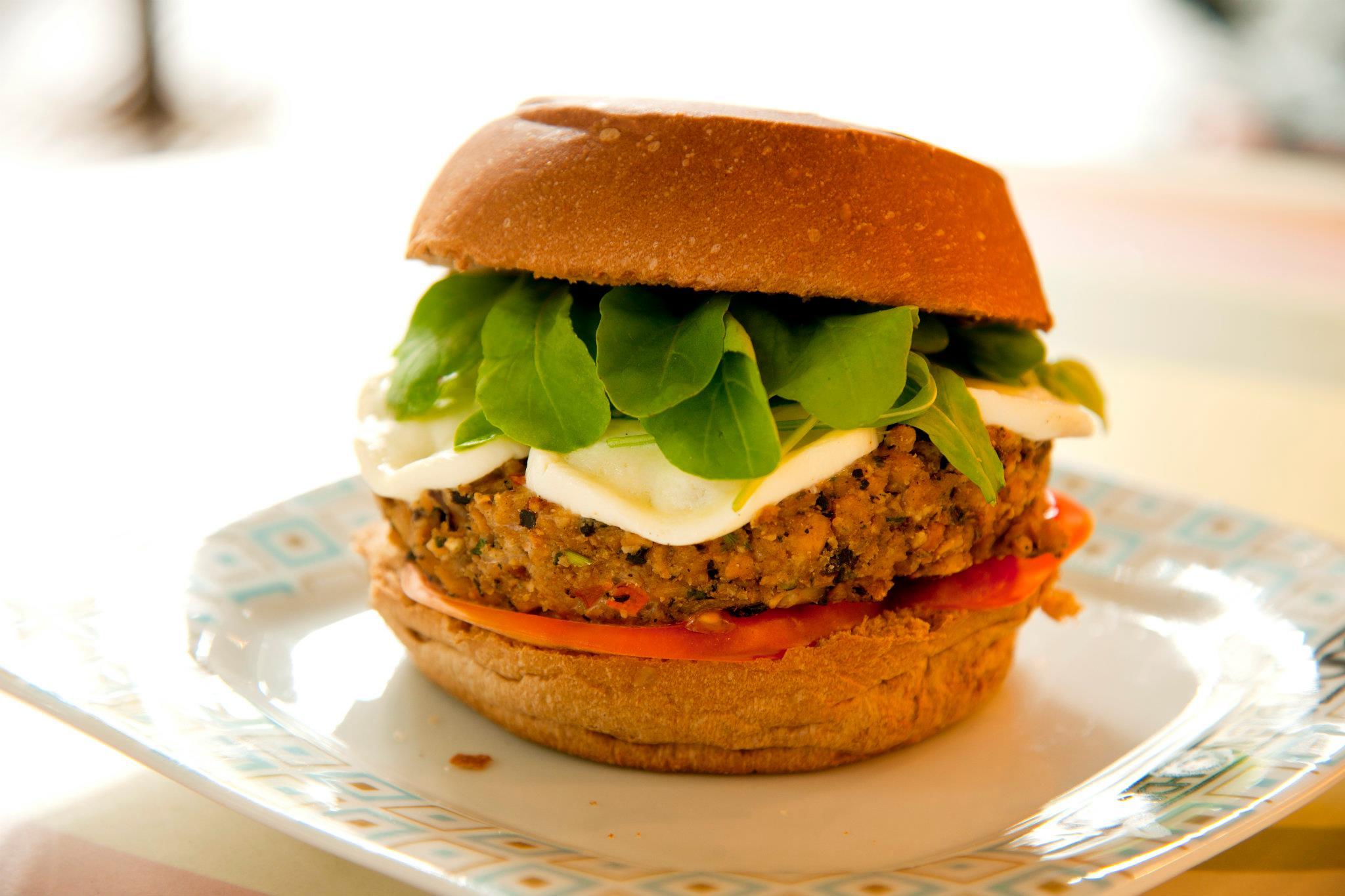 Além de oferecer a substituição da carne de todos os seus lanches, a lanchonete da cidade criou o quitandinha, uma deliciosa opção de hambúrguer veggie. Fonte: divulgação/lanchonete da cidade