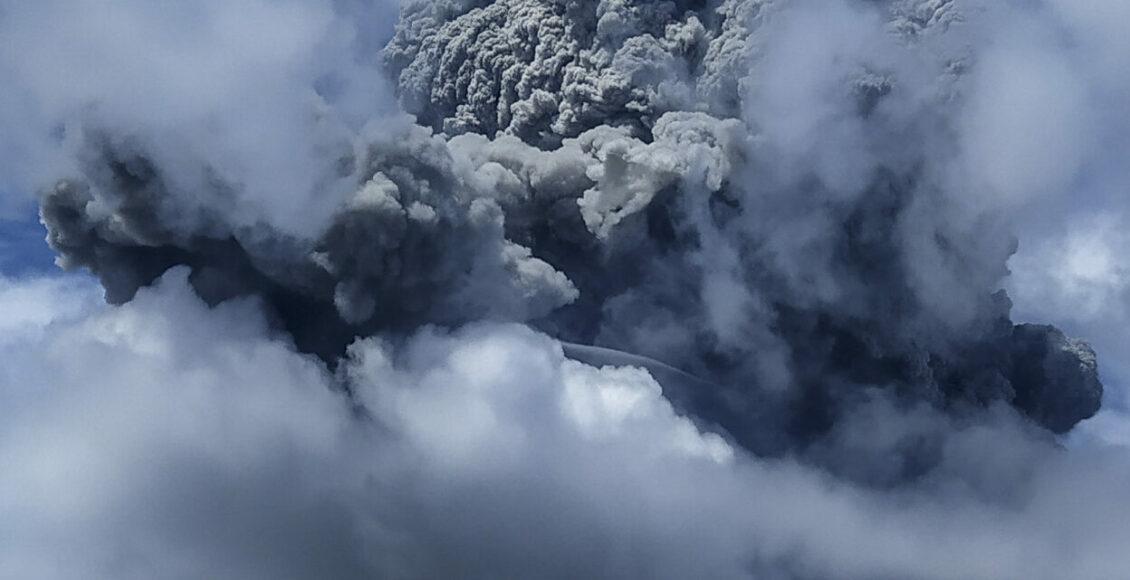 Vulcão Sinabung entrou em erupção na Indonésia