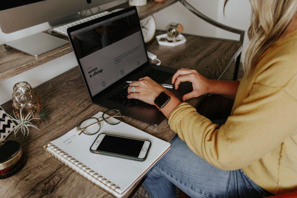 Mulher sentada digitando em um notebook