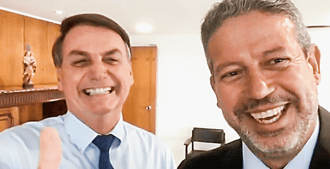 Foto mostra jair Bolsonaro tirando uma selfie ao lado do deputado Arthur Lira.