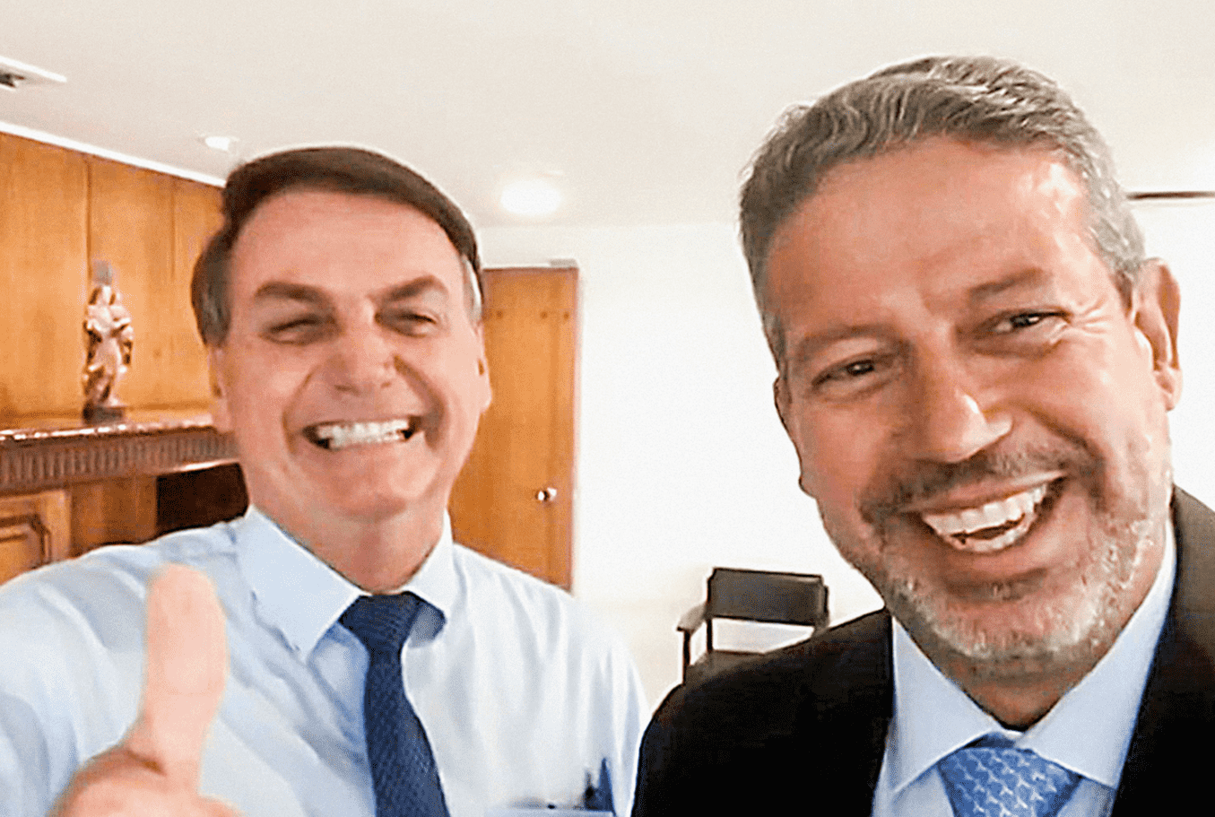 Foto mostra jair bolsonaro tirando uma selfie ao lado do deputado arthur lira.