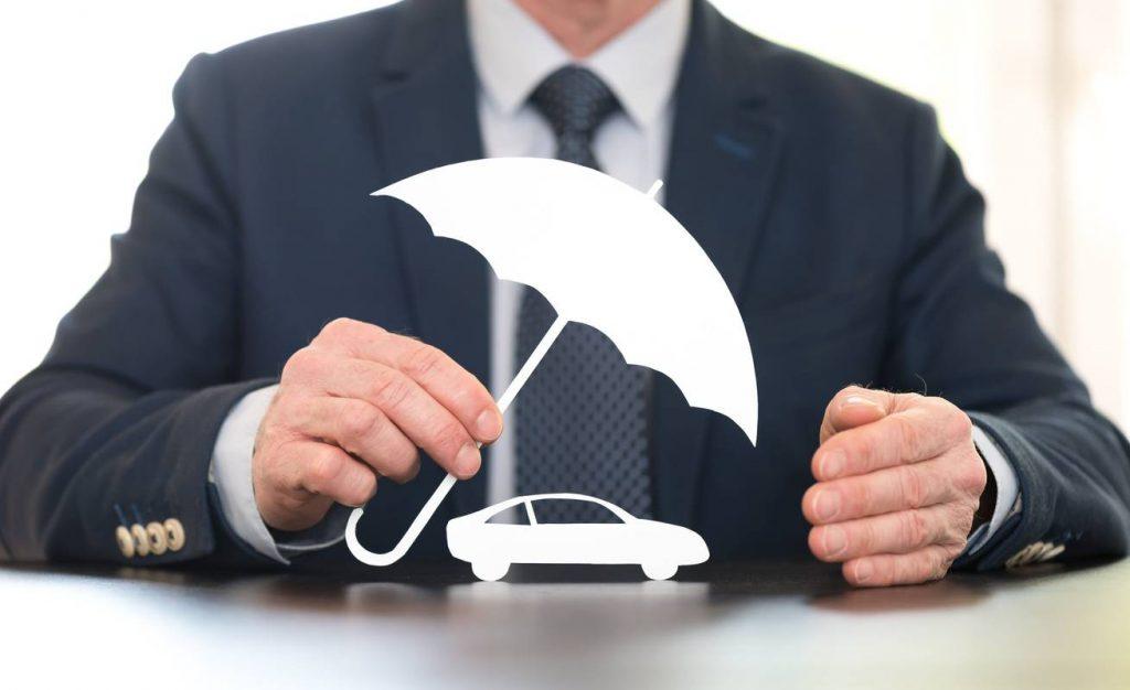 Homem segurando um mini-cobertura sobre a miniatura de um carro branco