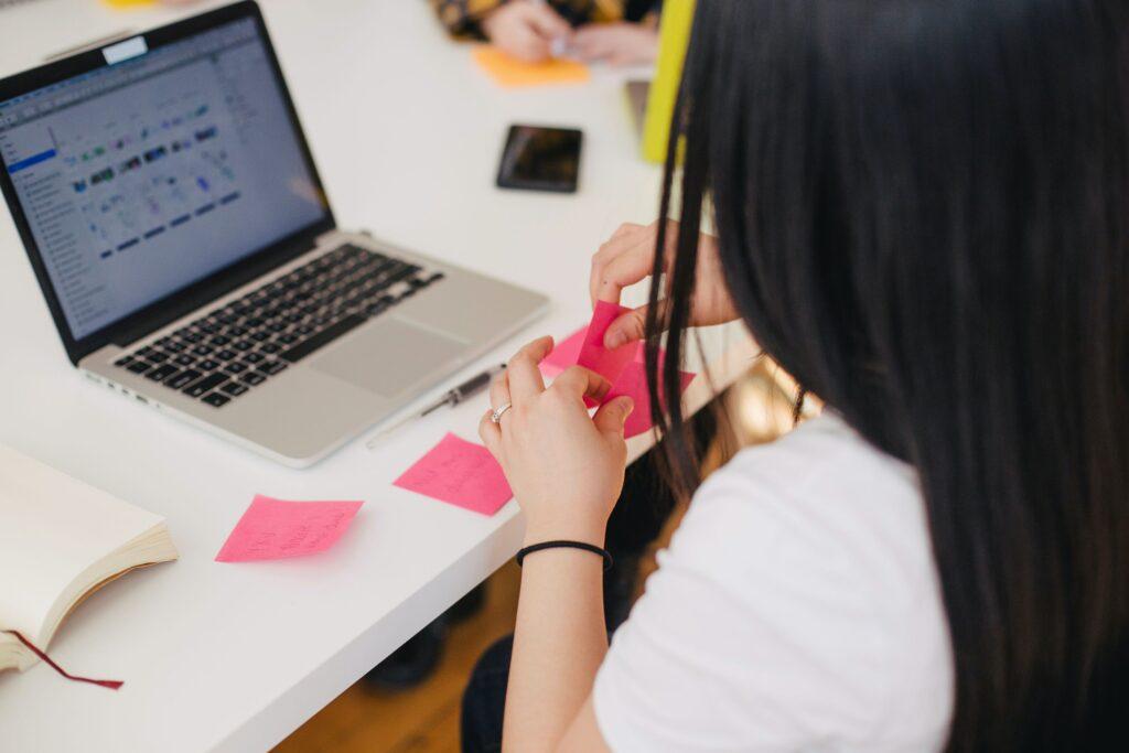 Mulher em frente ao notebook em sites para freelancers