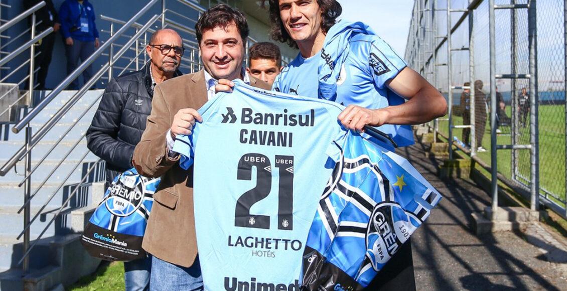 Cavani recebe camisa do Grêmio durante a Copa América