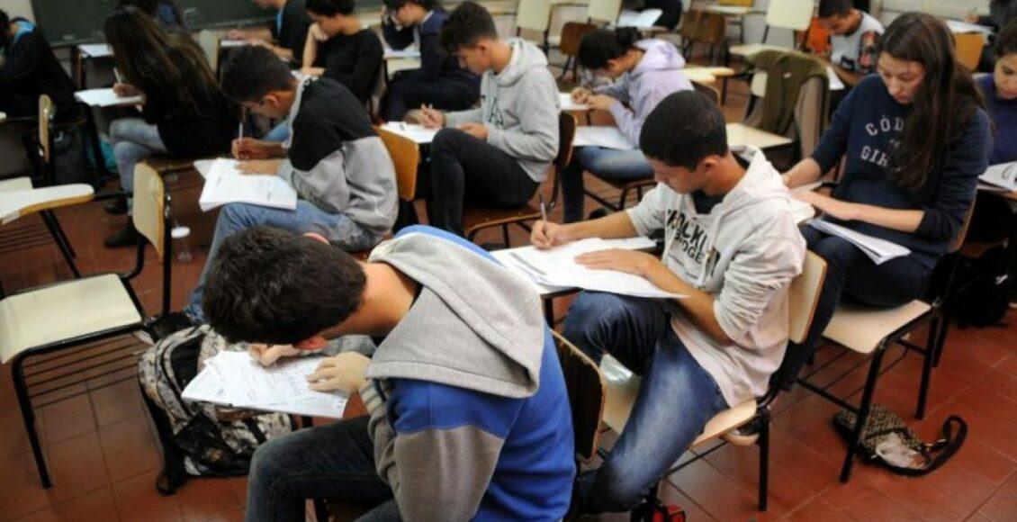 alunos realizando provas em sala de aula