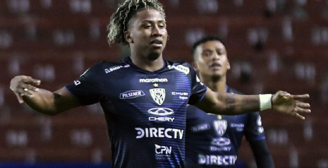 Jogadores do Independiente del Valle comemoram gol contra o Flamengo