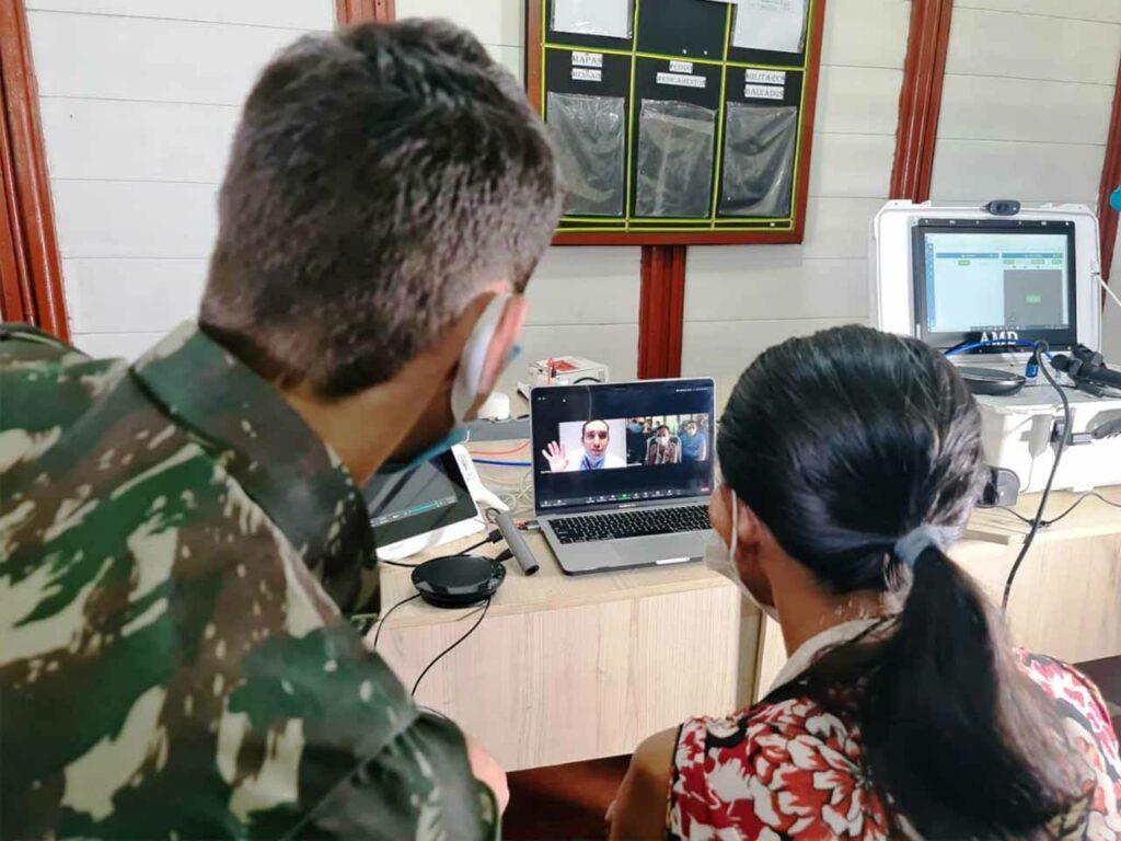 Homem à esquerda e uma mulher à direita em consulta online por um computador