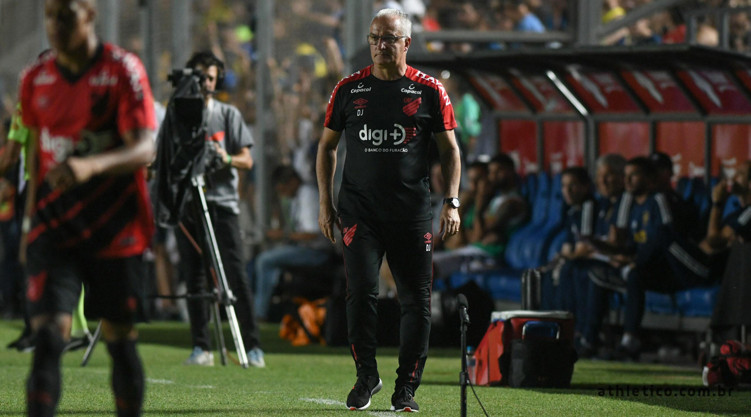 Dorival júnior no banco sob comando do athletico paranaense