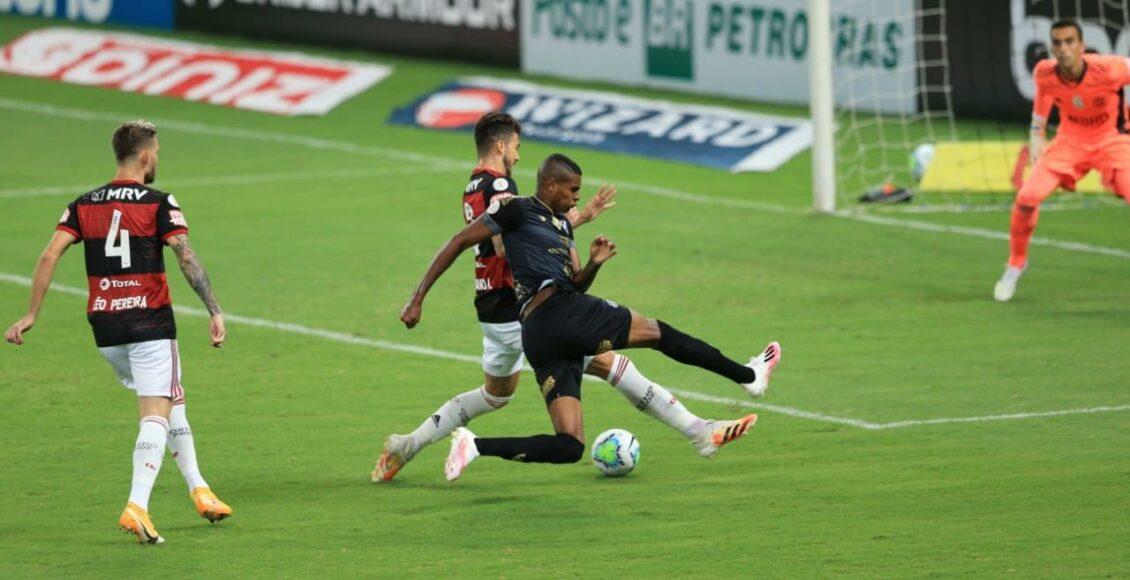 Cleber disputando bola com zaga do Flamengo