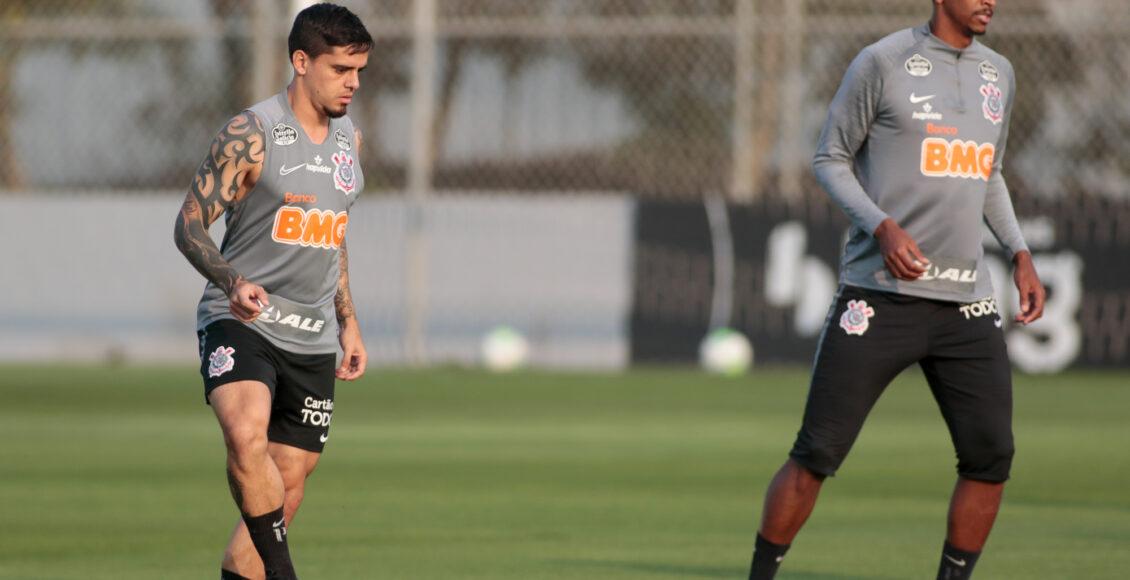 Fagner e Jô batem bola em treinamento