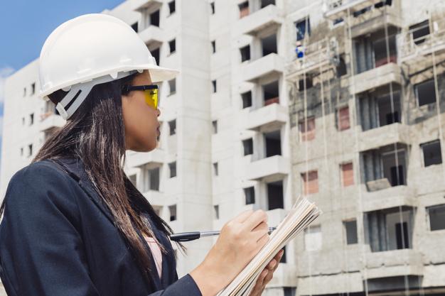 Mulher trabalhando em construção civil