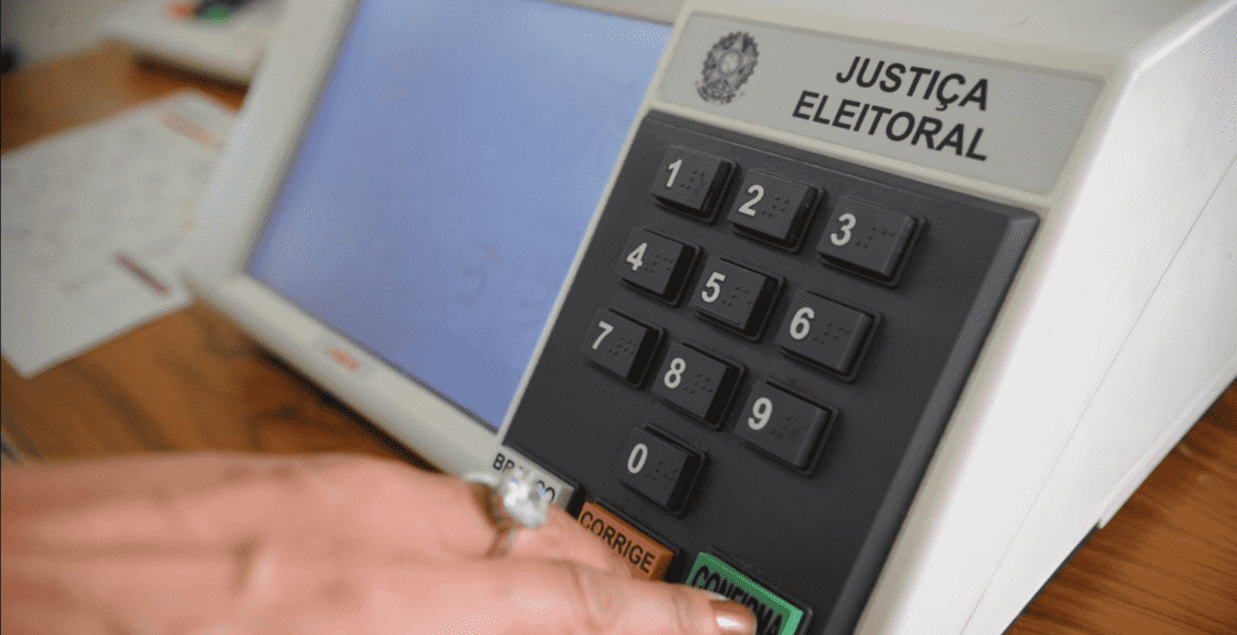 Foto mostra uma urna eletrônica para Eleições RJ 2020