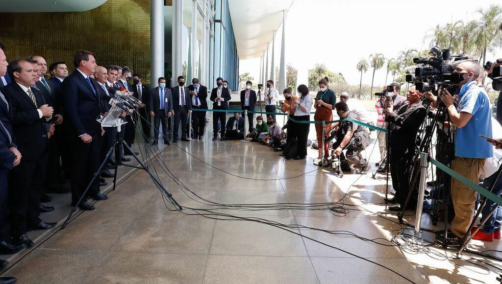 O presidente da República, Jair Bolsonaro, durante coletiva de imprensa no Palácio da Alvorada, após reunião com ministros e parlamentares