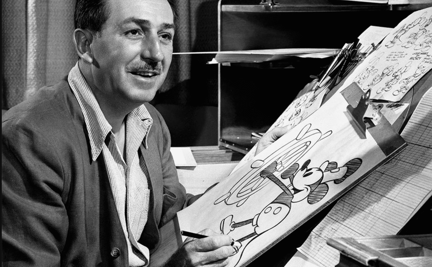 Foto mostra walt disney desenhando o mickey.