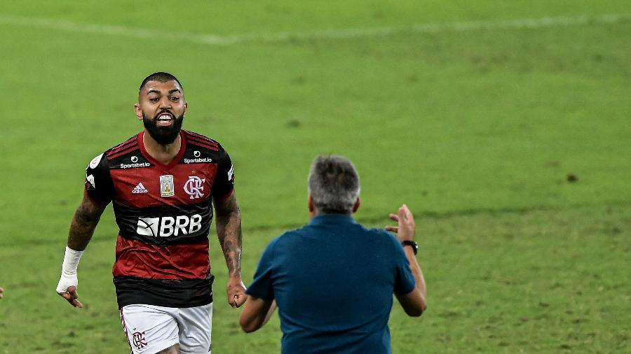 Gabigol comemora gol com torrent