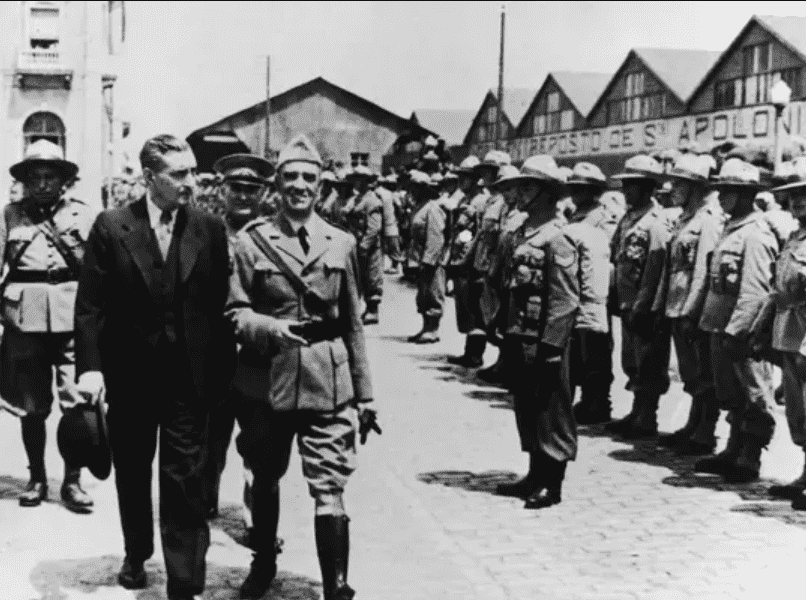 Foto mostra soldados durante o regime fascista de salazar