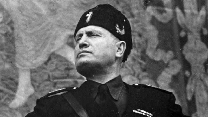 Foto mostra benito mussolini