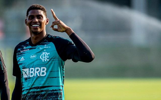 'Pra cego ler": na imagem, o jovem goleiro do Flamengo, sorridente, Hugo Souza