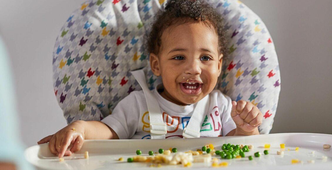 Crianças começam a comer sozinhas aos 6 meses