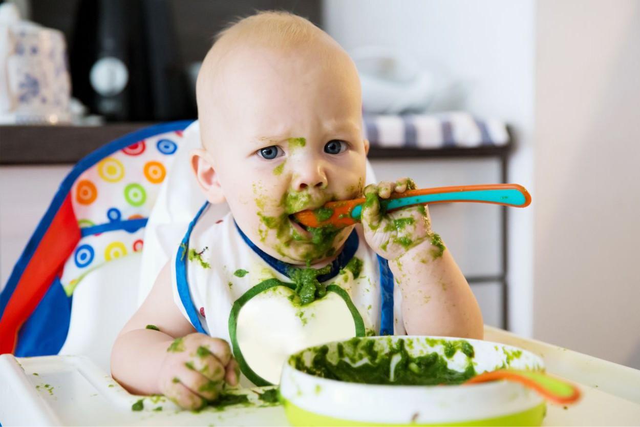 Bebê passando pela introdução alimentar no método blw