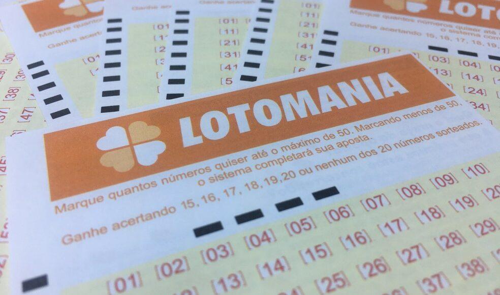 Volante da Lotomania destacado em cima de outros volantes