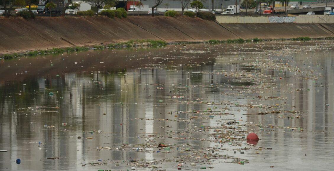 imagem mostra poluição do rio tietê