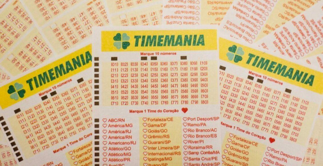 Três volantes da Timemania sobrepostos em outros volantes- resultado Timemania