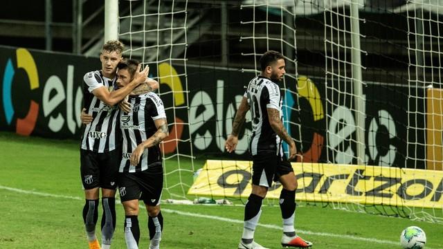 Ceará comemorando um dos gols contra o brusque na copa do brasil