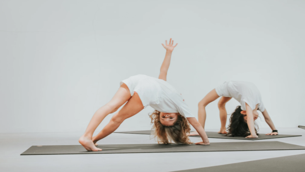 Crianças praticando yoga