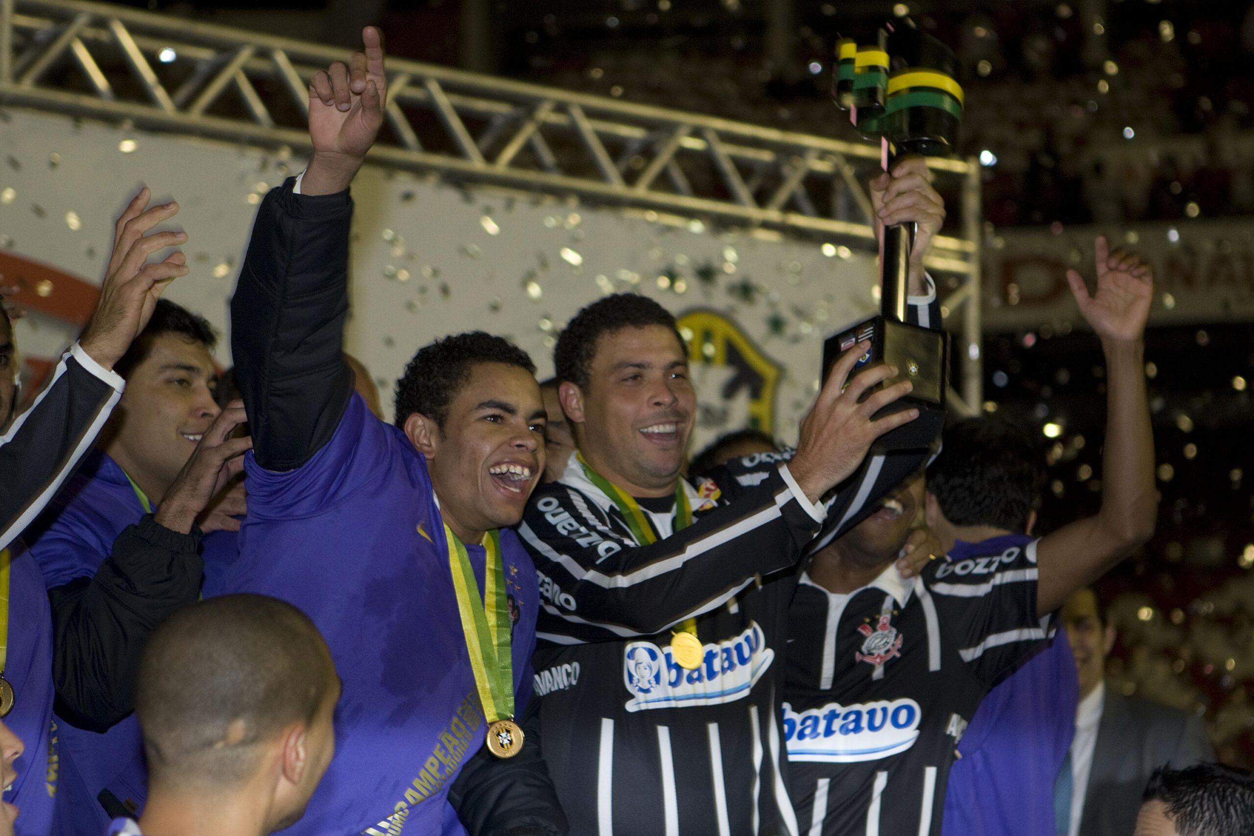 Com o jovem dentinho, mas também com o consagrado ronaldo, corinthians conquistou seu último título da copa do brasil