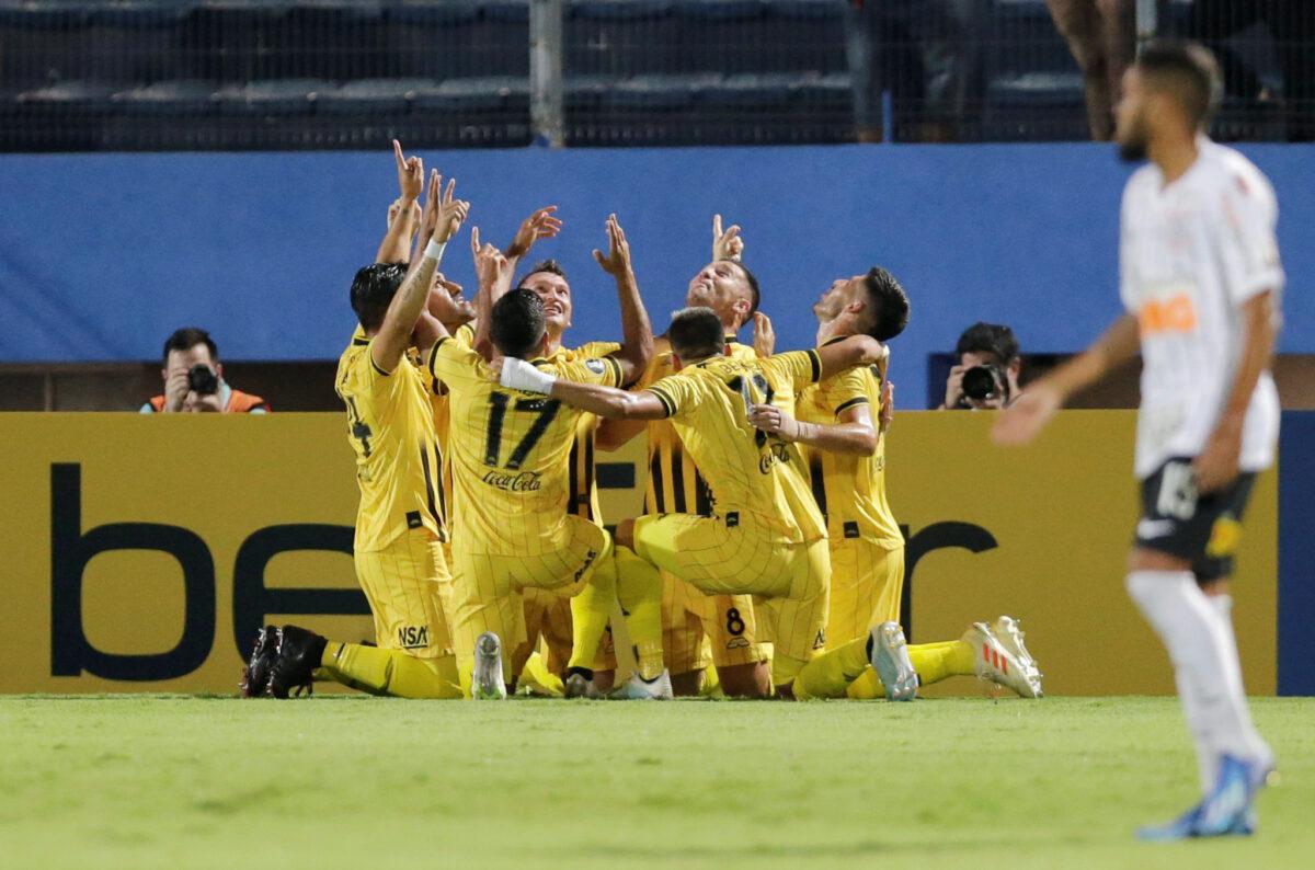 Corinthians venceu segundo jogo contra guaraní, mas resultado não classificou o time