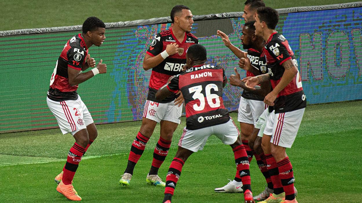 Torcedores do Flamengo criticam promessa da base que saiu do clube