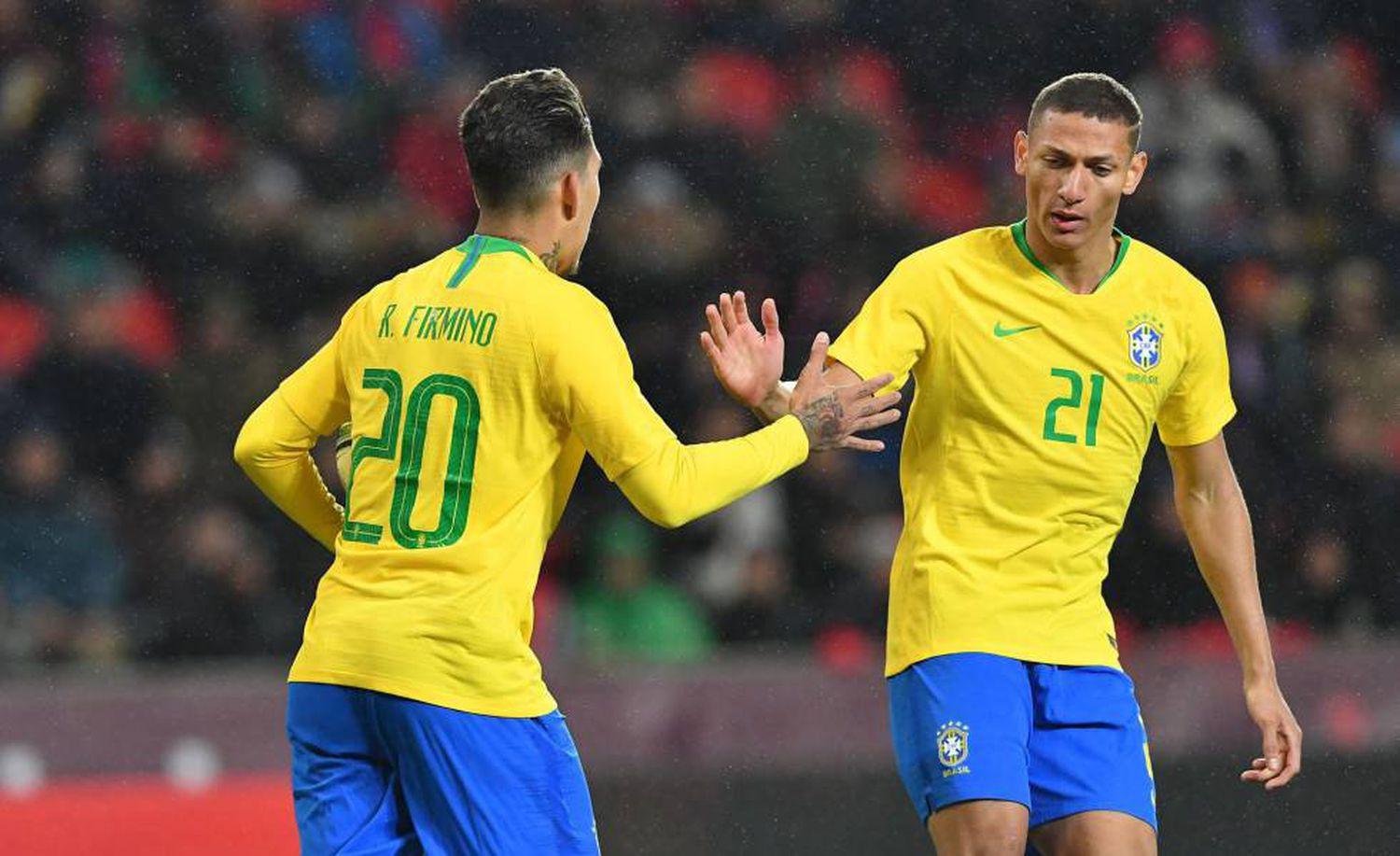 Companheiros na seleção, richarlison e firmino devem se enfrentar no derby entre liverpool e everton