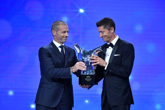 Lewandowski recebe prêmio de melhor jogador da europa