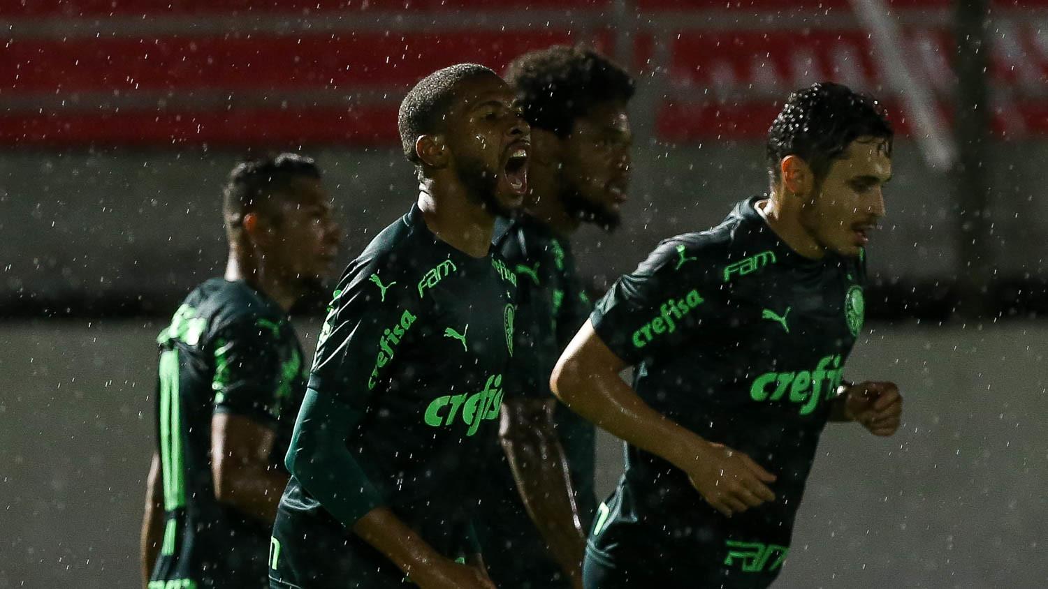 Atacante wesley comemora o segundo gol do palmeiras no jogo