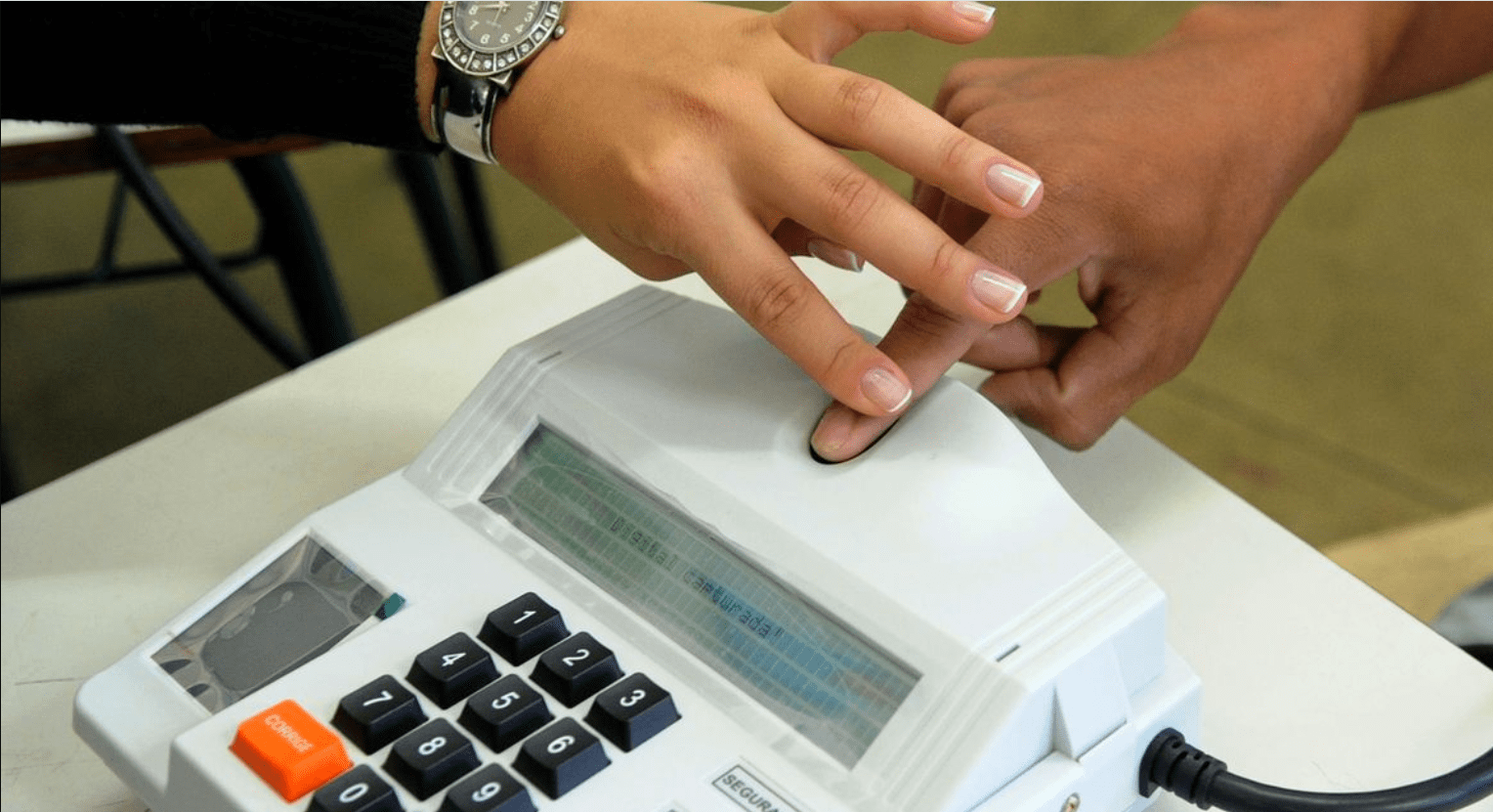 Foto mostra pessoa cadastrando biometria