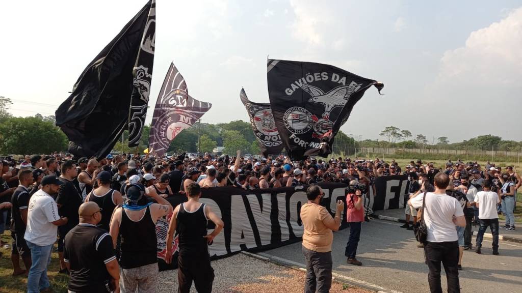 Torcida do corinthians se reúne na frente do ct, mas de forma pacífica