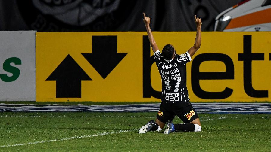 Everaldo novamente marca o gol da vitória do timão, nos minutos finais