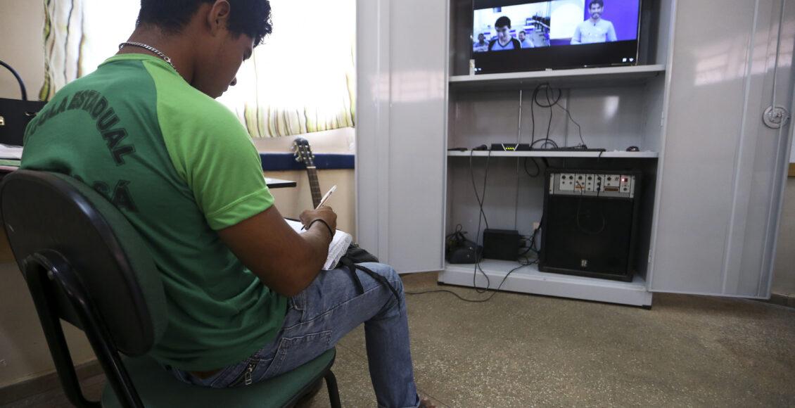 Alunos da escola estadual Raymundo Sá, no município de Autazes, interagem virtualmente com professores e alunos durante aula a distância produzida no Centro Nacional de Mídias de Educação. Foto: Marcelo Camargo/Agência Brasil